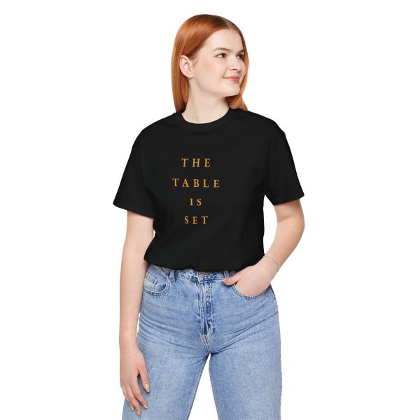 The Table is Set - Tricou unisex cu mânecă scurtă din jerseu - imagine 5